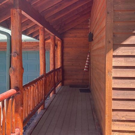 パイントップ・レイクサイド Whispering Pines Retreatヴィラ エクステリア 写真