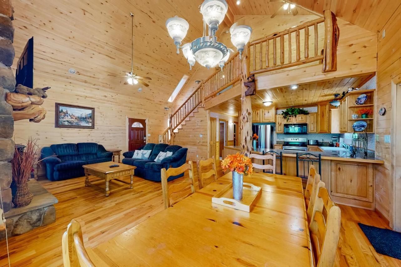 パイントップ・レイクサイド Whispering Pines Retreatヴィラ エクステリア 写真