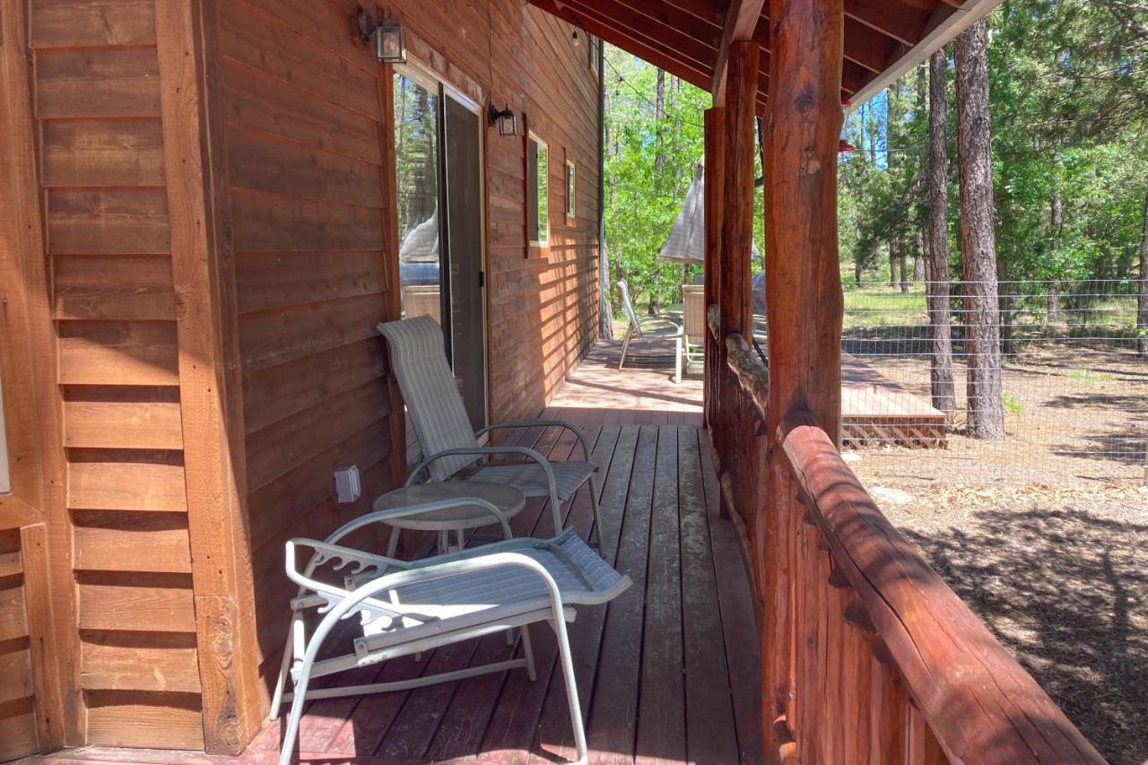 パイントップ・レイクサイド Whispering Pines Retreatヴィラ エクステリア 写真