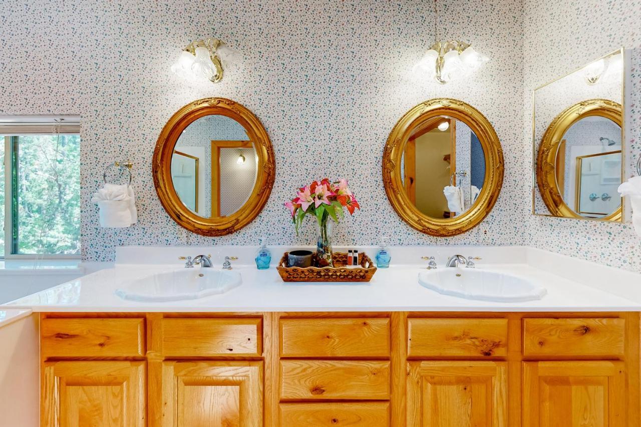 パイントップ・レイクサイド Whispering Pines Retreatヴィラ エクステリア 写真