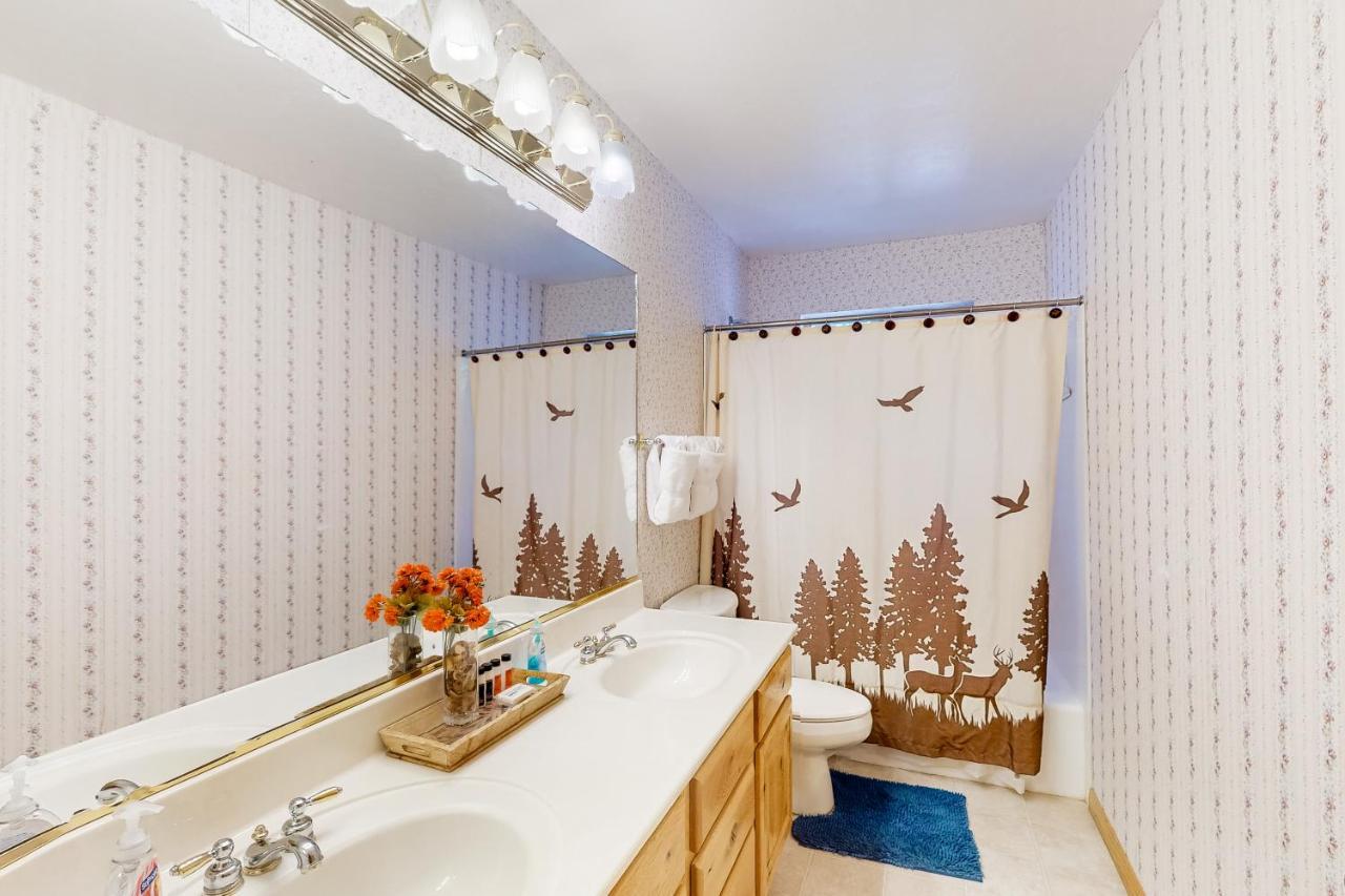 パイントップ・レイクサイド Whispering Pines Retreatヴィラ エクステリア 写真
